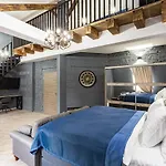 Iron Cube Apartman *